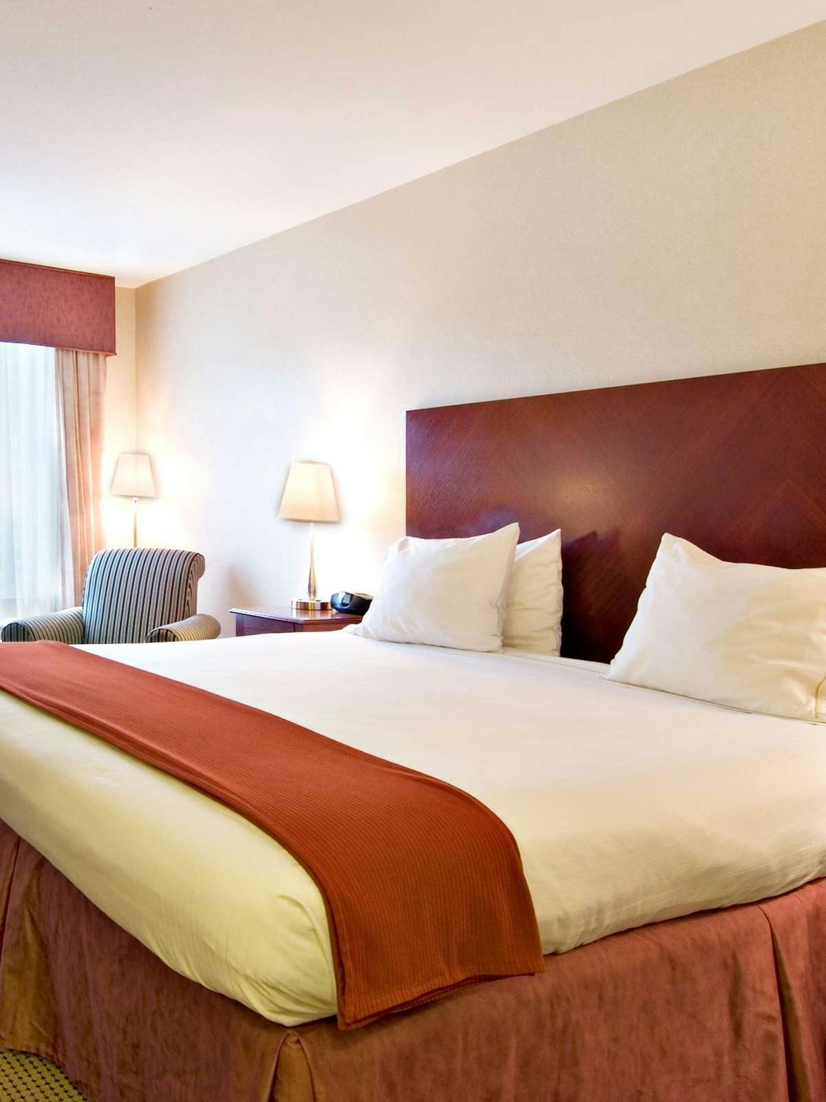 Hotel Holiday Inn Express Hotel & Suites Surrey photo 1