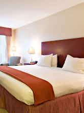Hotel Holiday Inn Express Hotel & Suites Surrey photo 1