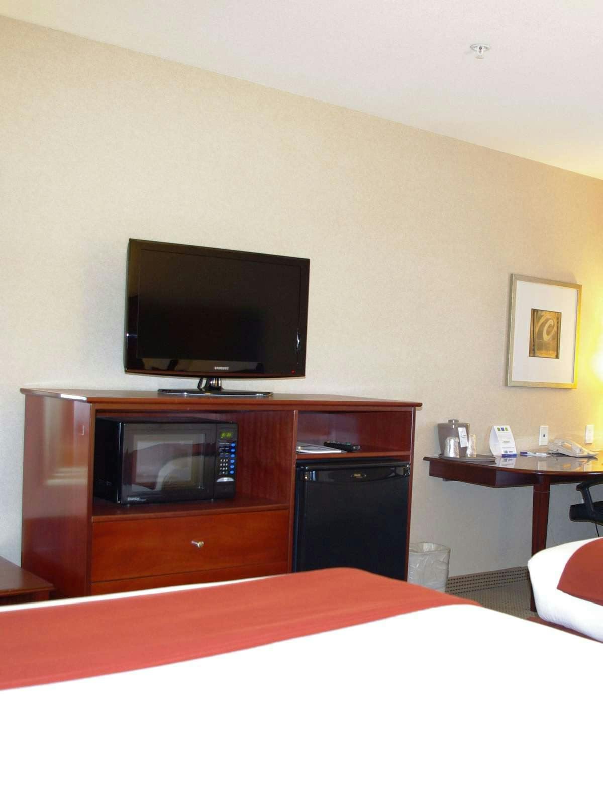 Hotel Holiday Inn Express Hotel & Suites Surrey photo 3