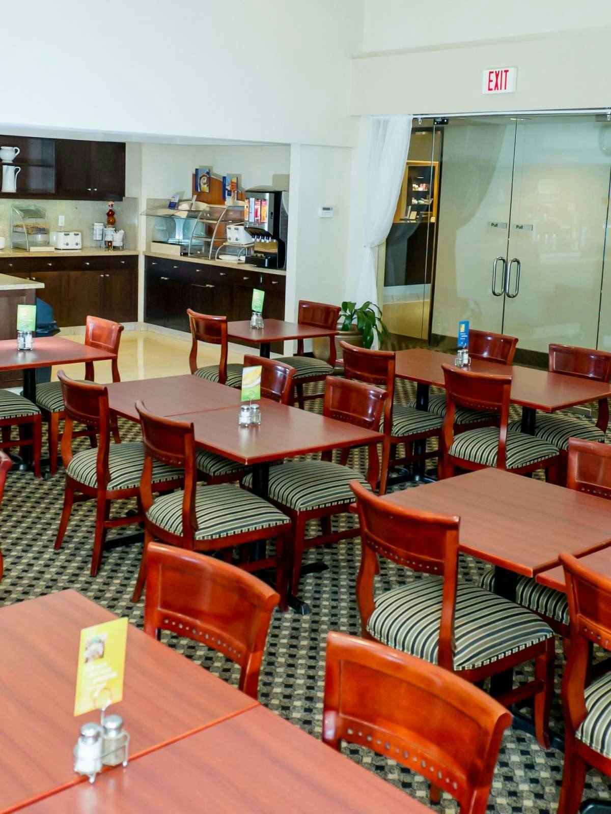 Hotel Holiday Inn Express Hotel & Suites Surrey photo 5