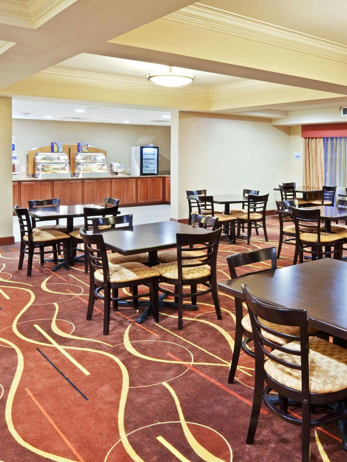 Hotel Holiday Inn Express Hotel & Suites Sumner photo 5