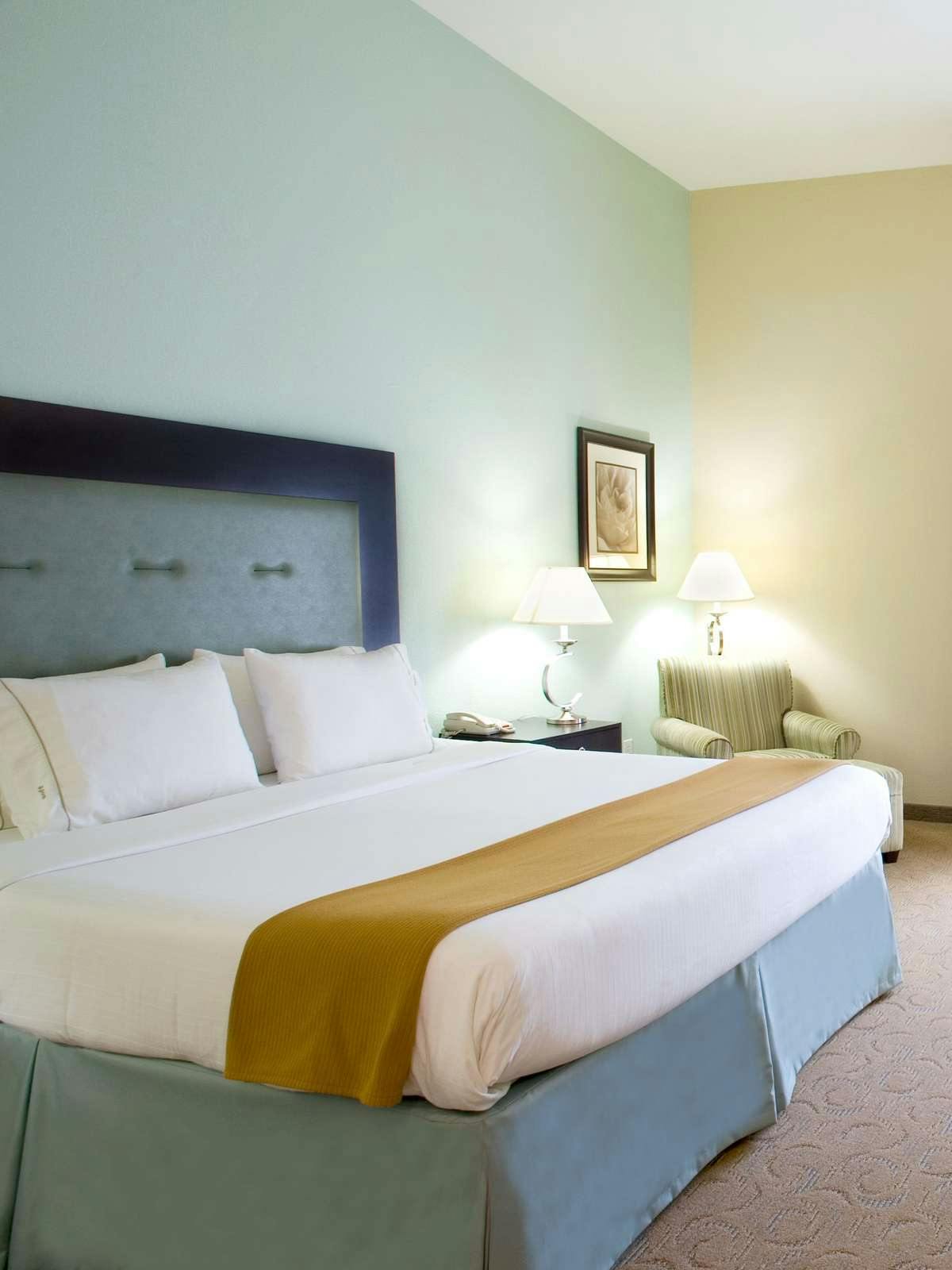 Hotel Holiday Inn Express Hotel & Suites Victoria photo 1