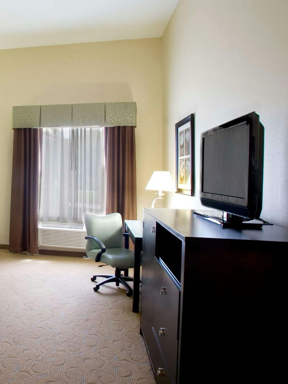 Hotel Holiday Inn Express Hotel & Suites Victoria photo 2
