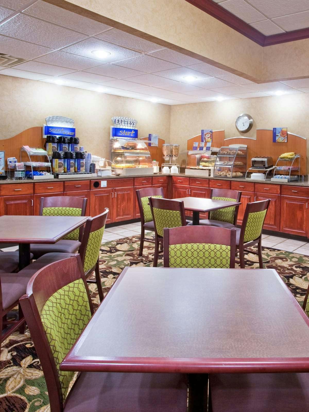 Hotel Holiday Inn Express Hotel & Suites Troy photo 5