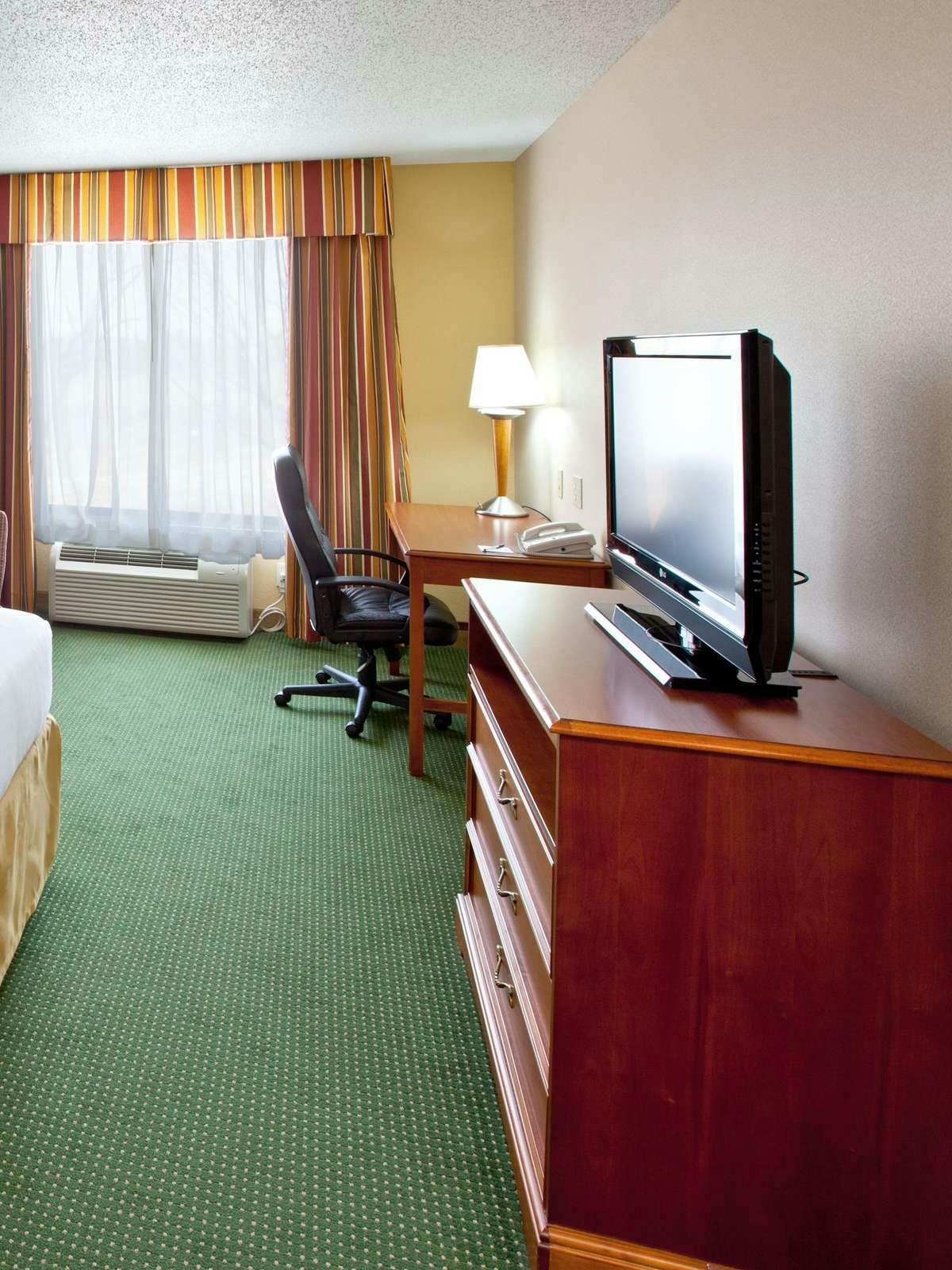 Hotel Holiday Inn Express Hotel & Suites Valparaiso photo 2