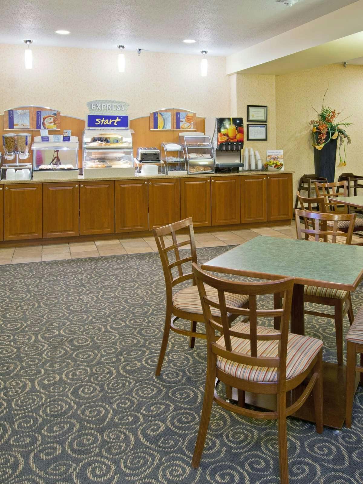 Hotel Holiday Inn Express Hotel & Suites Valparaiso photo 3