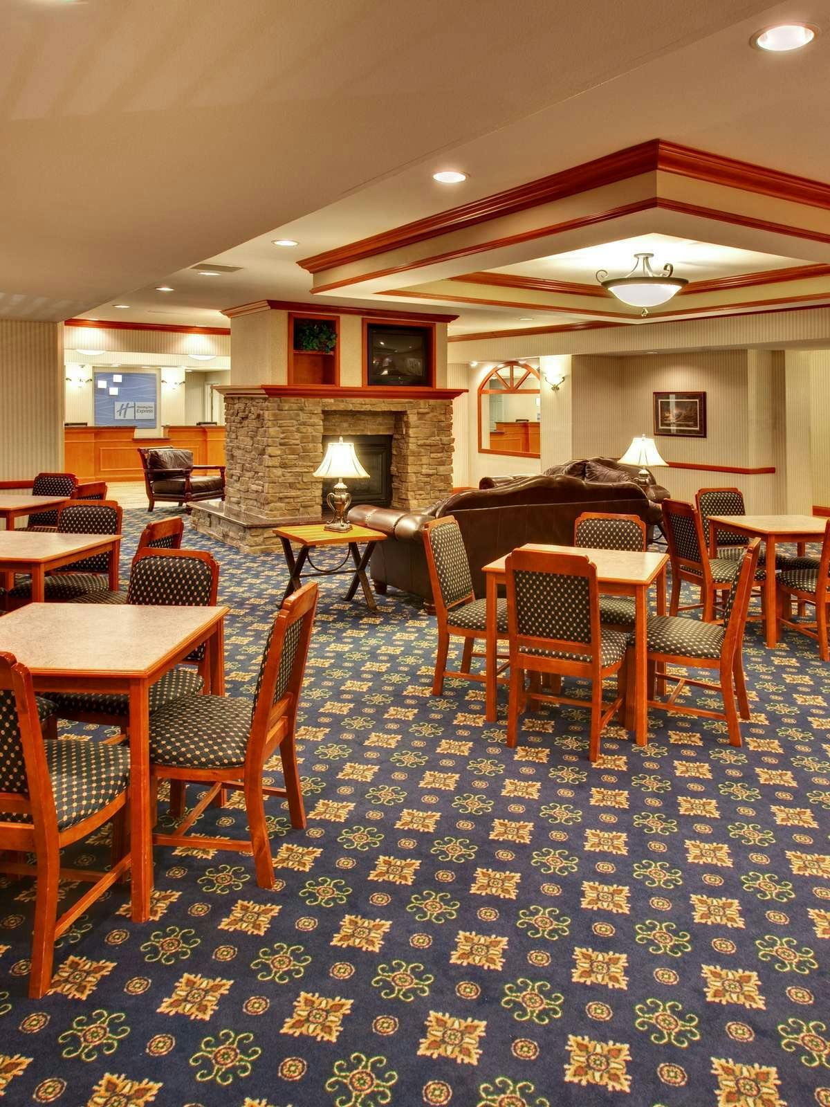 Hotel Holiday Inn Express Hotel & Suites Vermillion photo 5