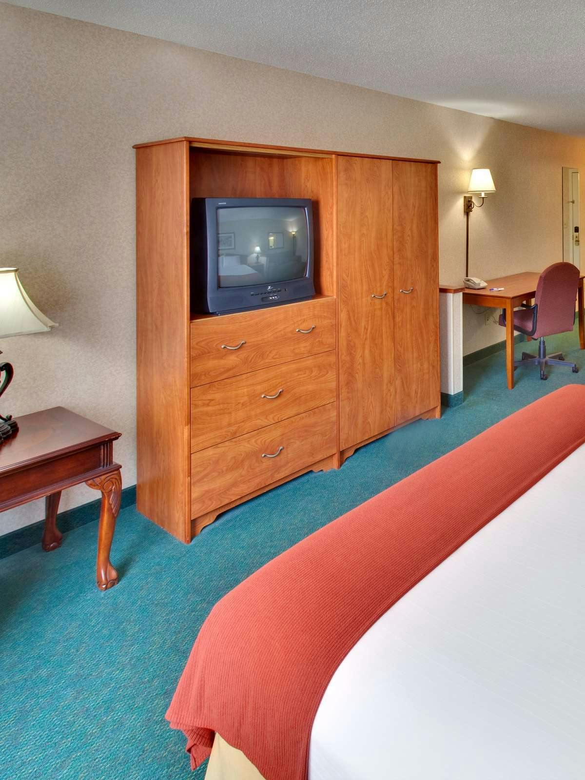 Hotel Holiday Inn Express Hotel & Suites Vermillion photo 2