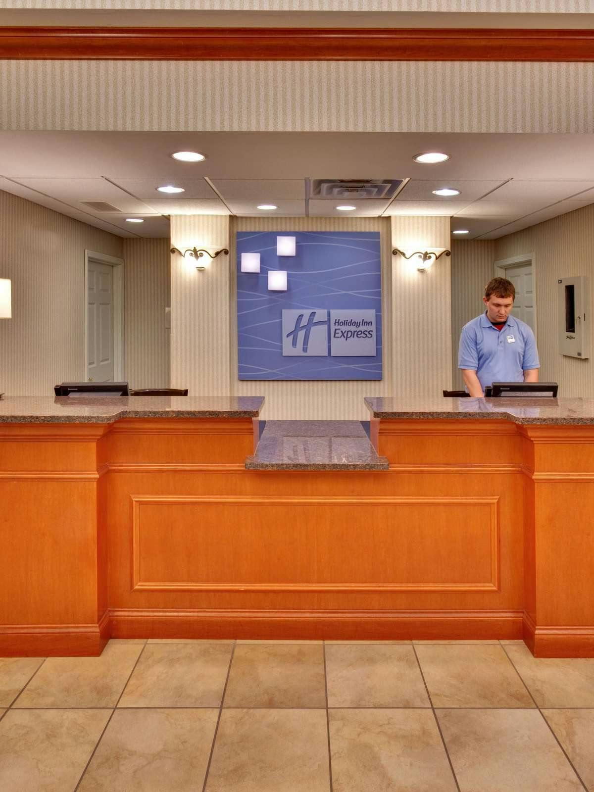 Hotel Holiday Inn Express Hotel & Suites Vermillion photo 4