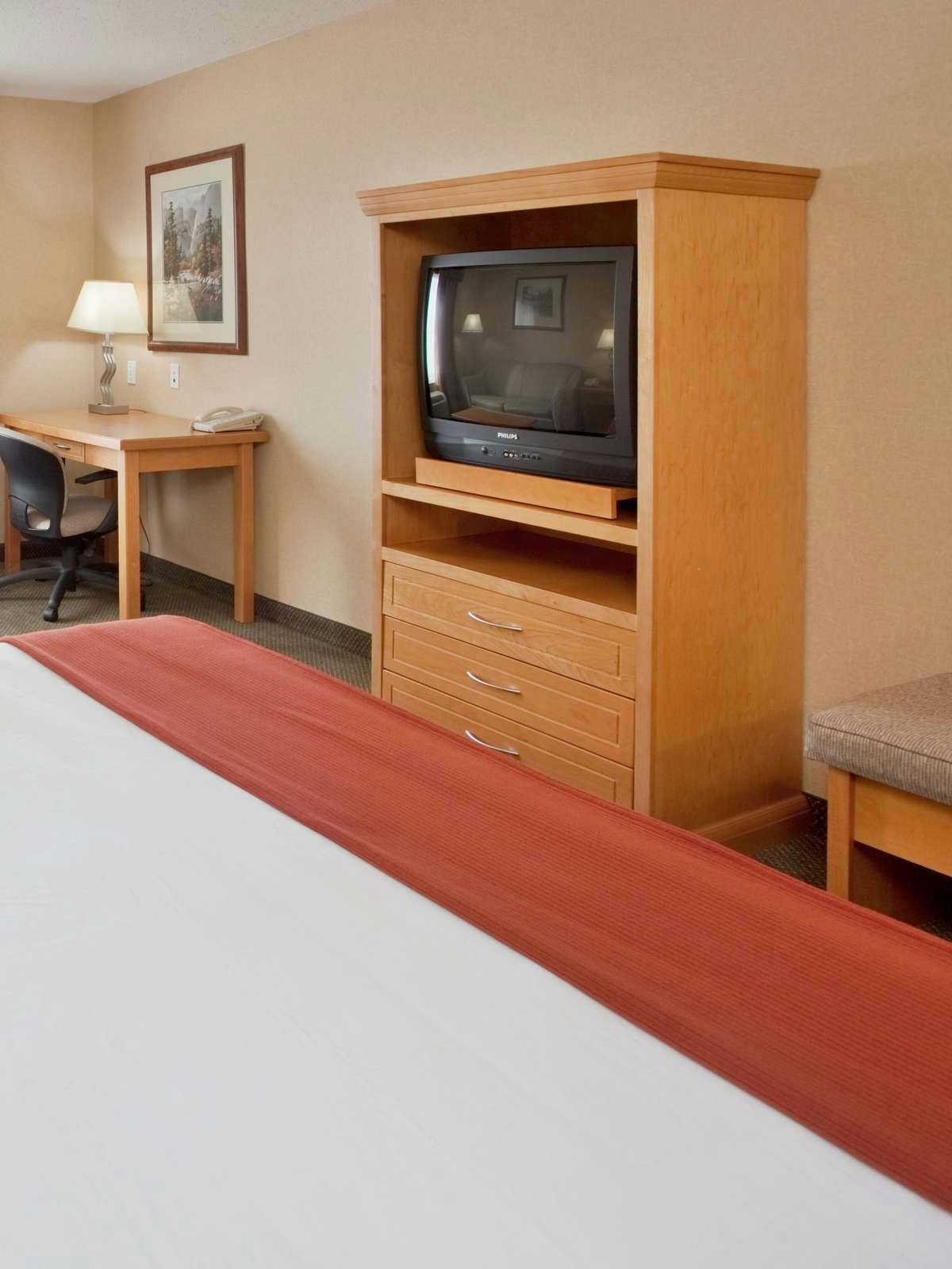 Hotel Holiday Inn Express Hotel & Suites Vernon photo 2