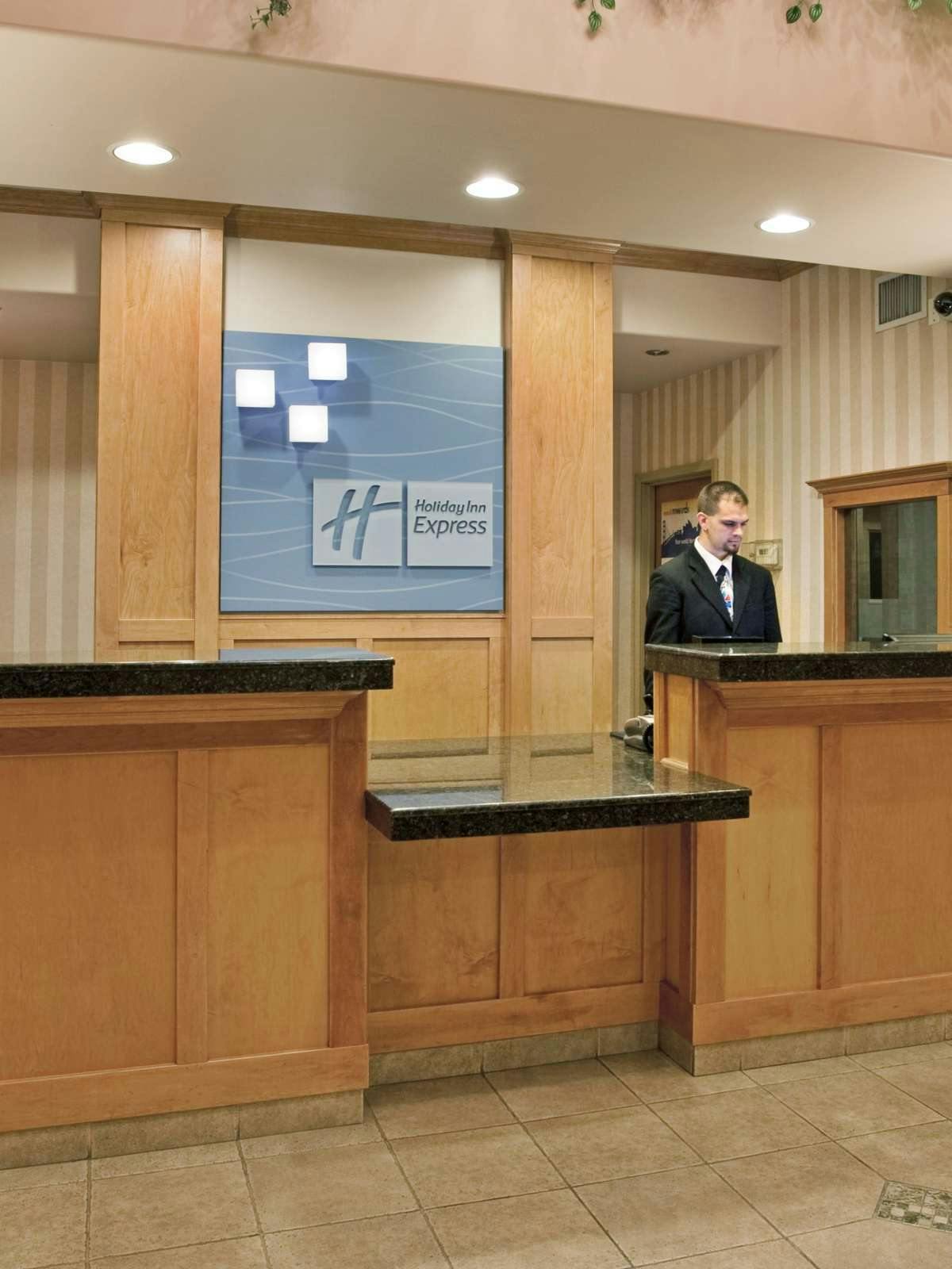 Hotel Holiday Inn Express Hotel & Suites Vernon photo 3