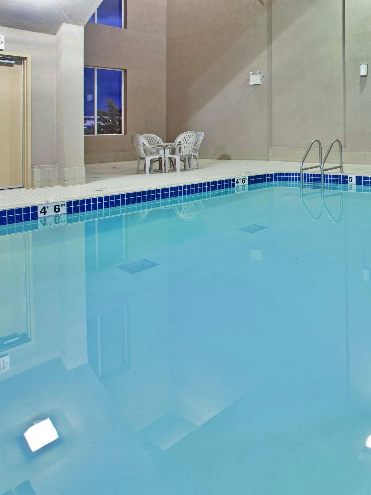 Hotel Holiday Inn Express Hotel & Suites Vernon photo 5