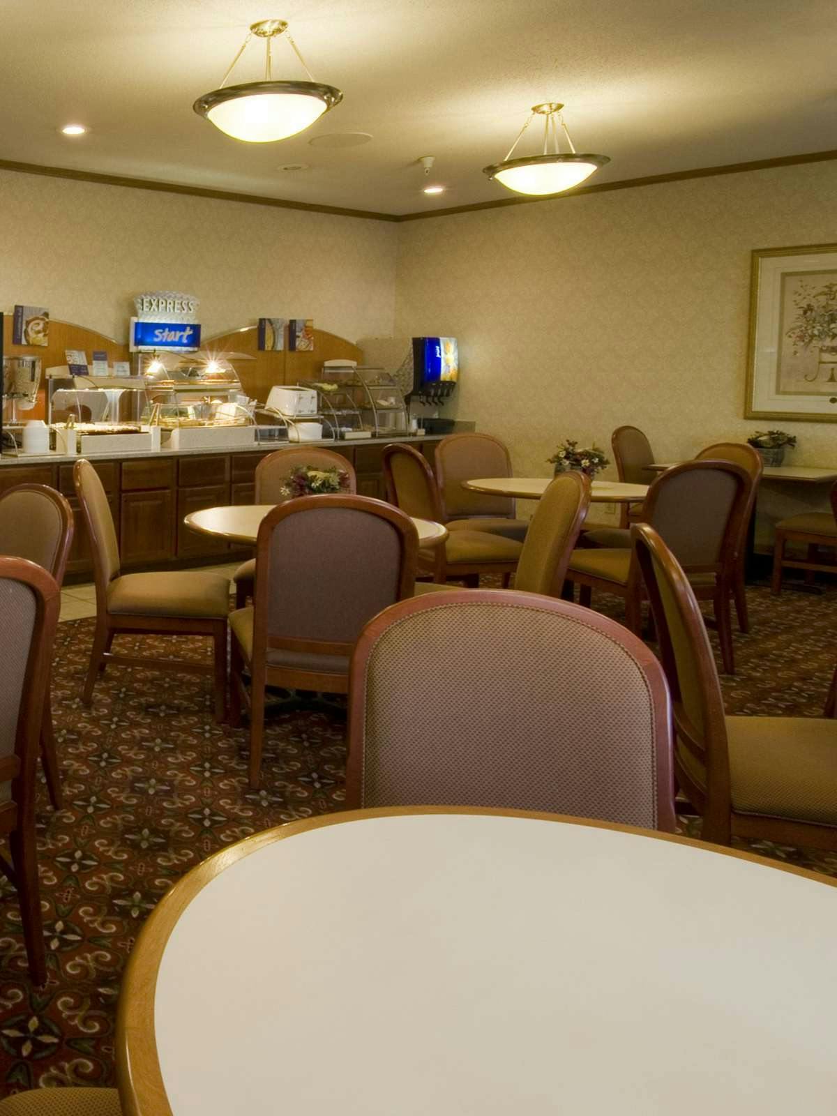 Hotel Holiday Inn Express Hotel & Suites Warsaw photo 5