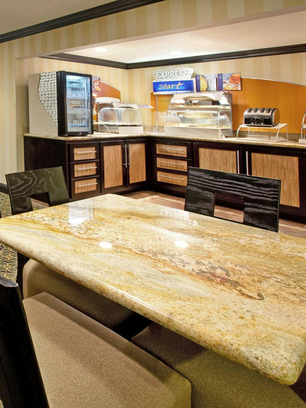Hotel Holiday Inn Express Hotel & Suites Wabash photo 5