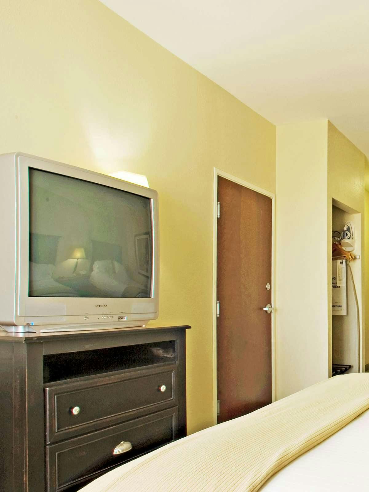 Hotel Holiday Inn Express Hotel & Suites Vernon College photo 2