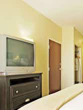 Hotel Holiday Inn Express Hotel & Suites Vernon College photo 2