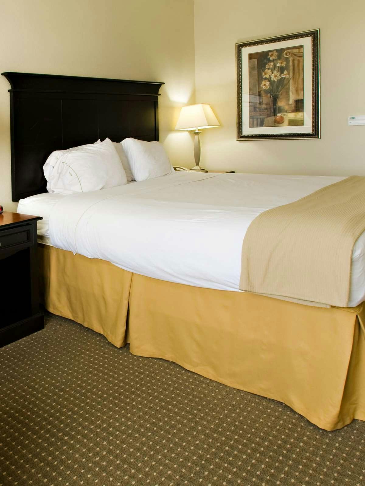 Hotel Holiday Inn Express Hotel & Suites Vernon College photo 1