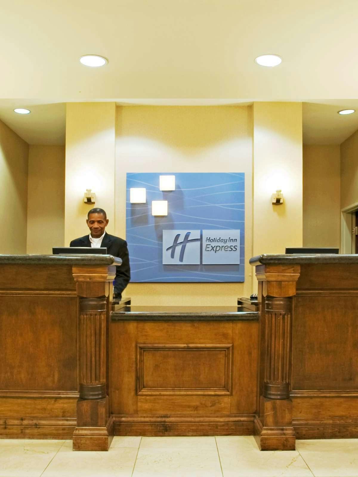 Hotel Holiday Inn Express Hotel & Suites Vernon College photo 5