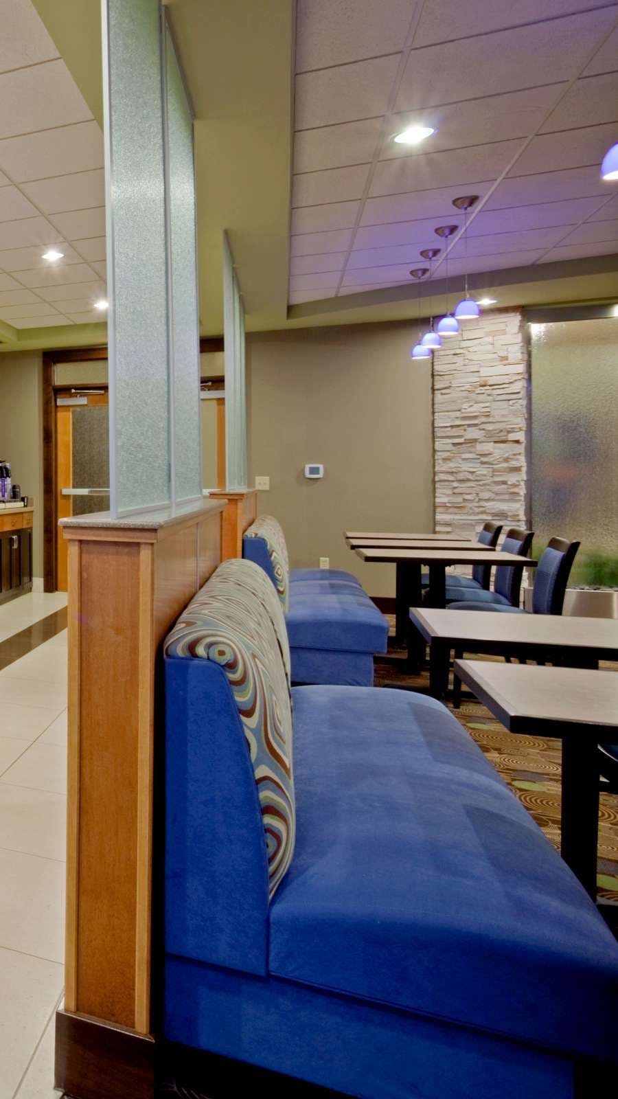 Hotel Holiday Inn Express Hotel & Suites Verona - Madison photo 5