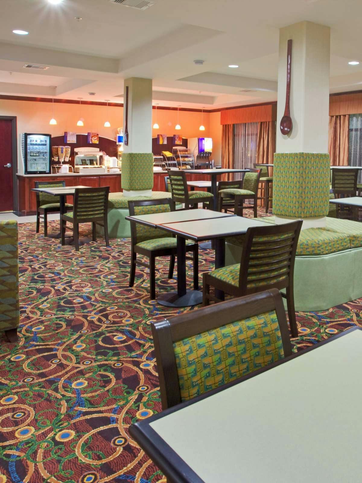 Hotel Holiday Inn Express Hotel & Suites Waller photo 4