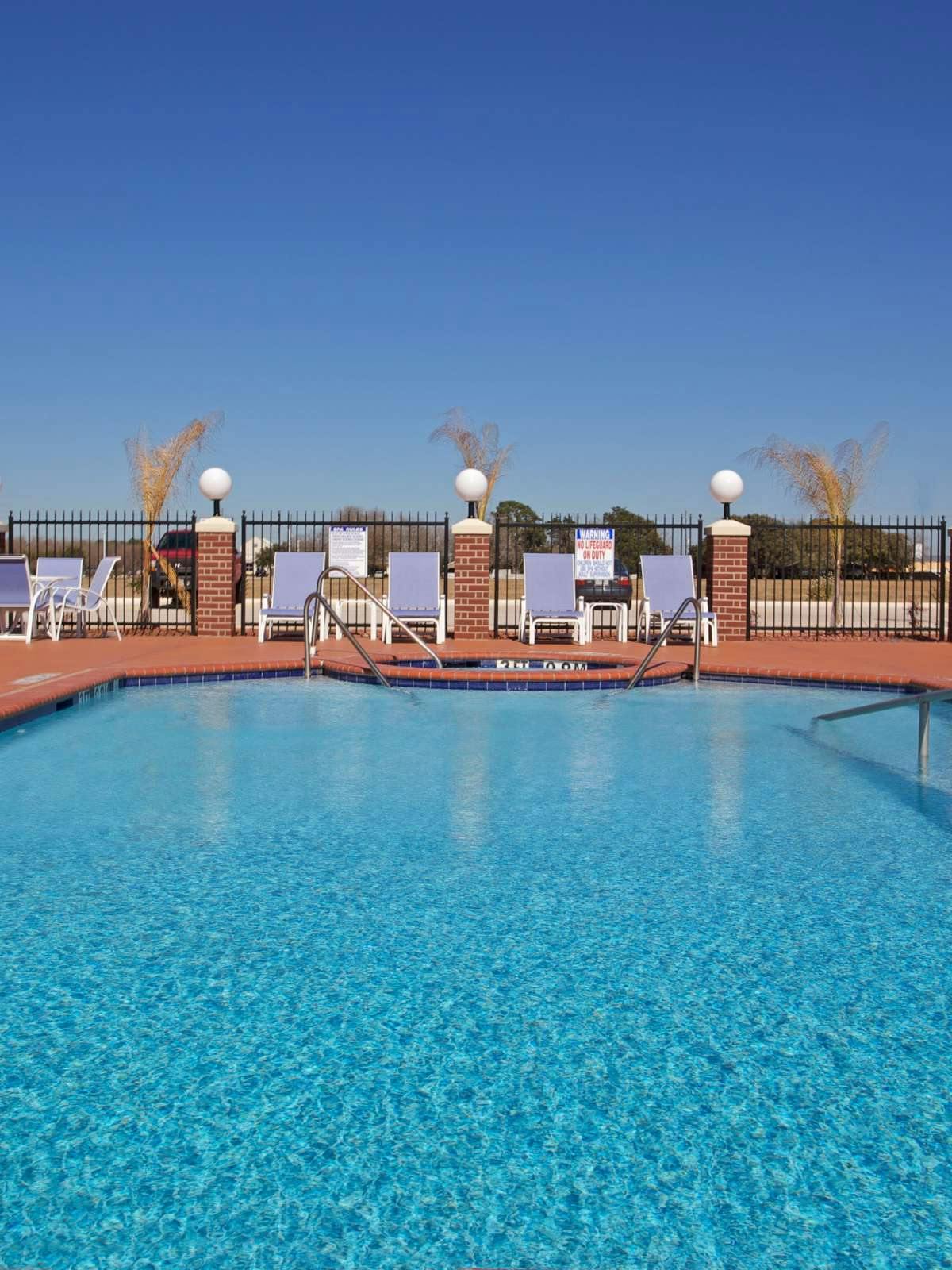 Hotel Holiday Inn Express Hotel & Suites Waller photo 5