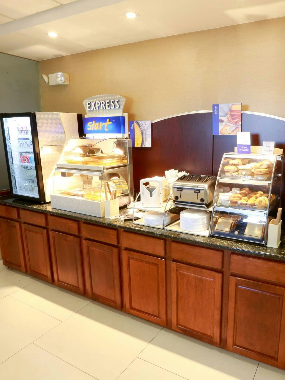 Hotel Holiday Inn Express Hotel & Suites West Chester photo 5