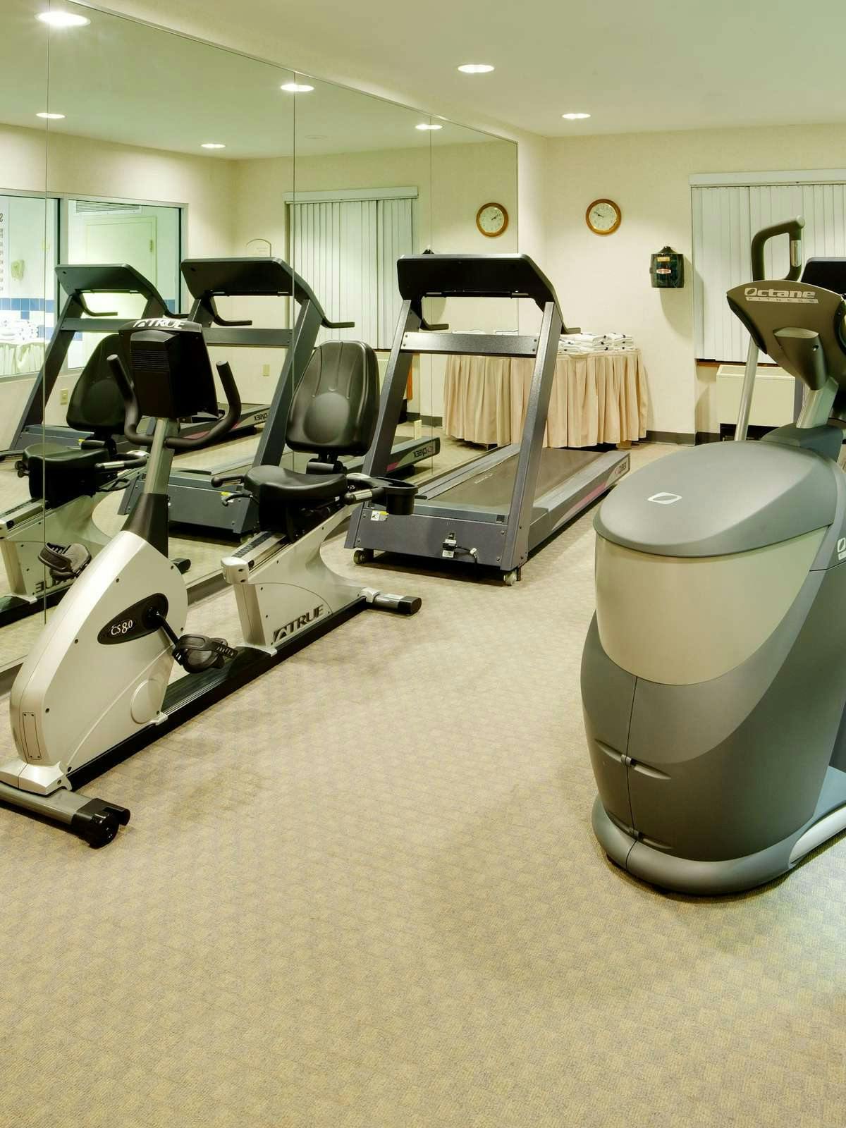 Hotel Holiday Inn Express Hotel & Suites Warwick Airport photo 4