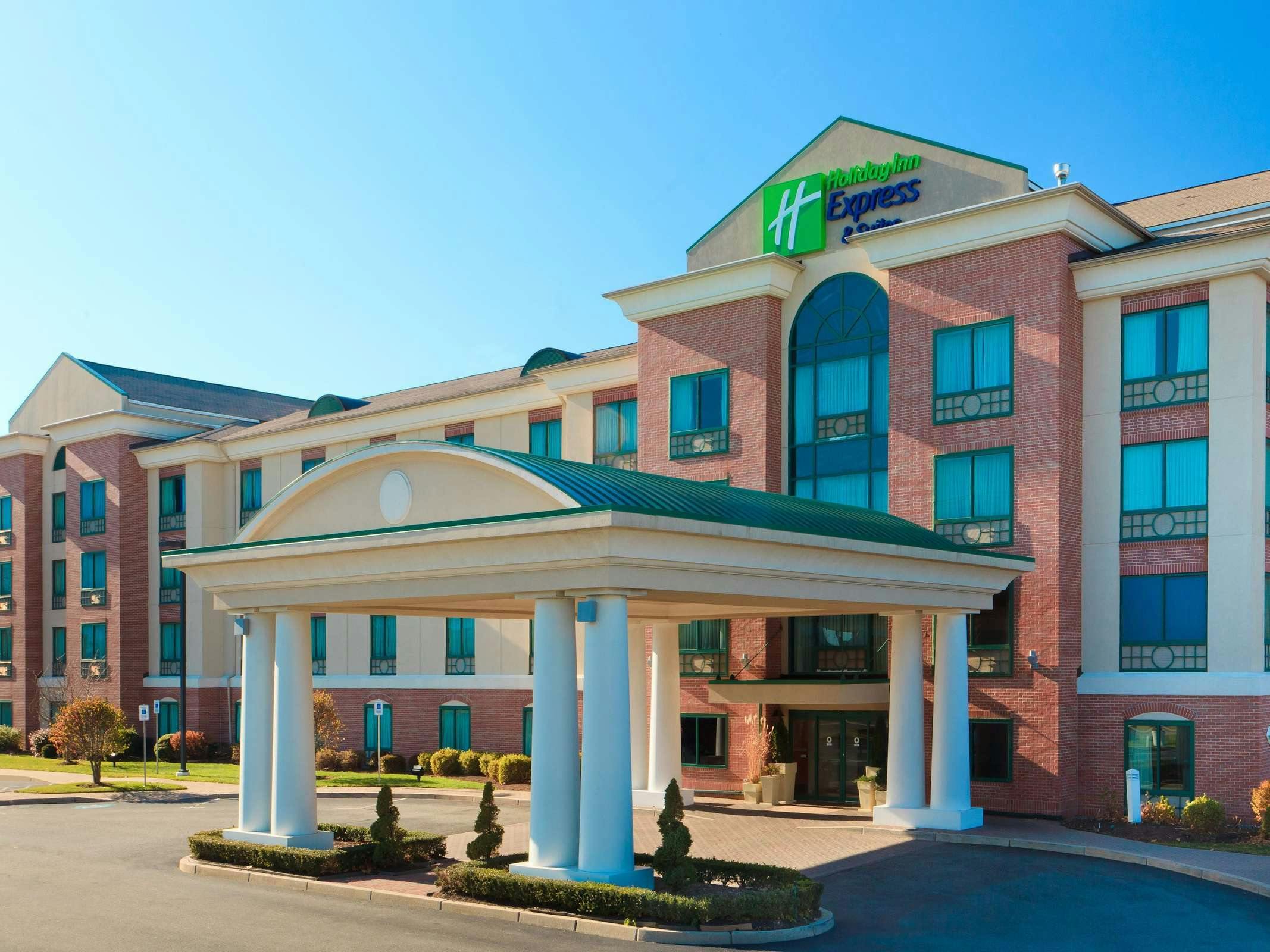 Holiday Inn Express Hotel & Suites Warwick Airport