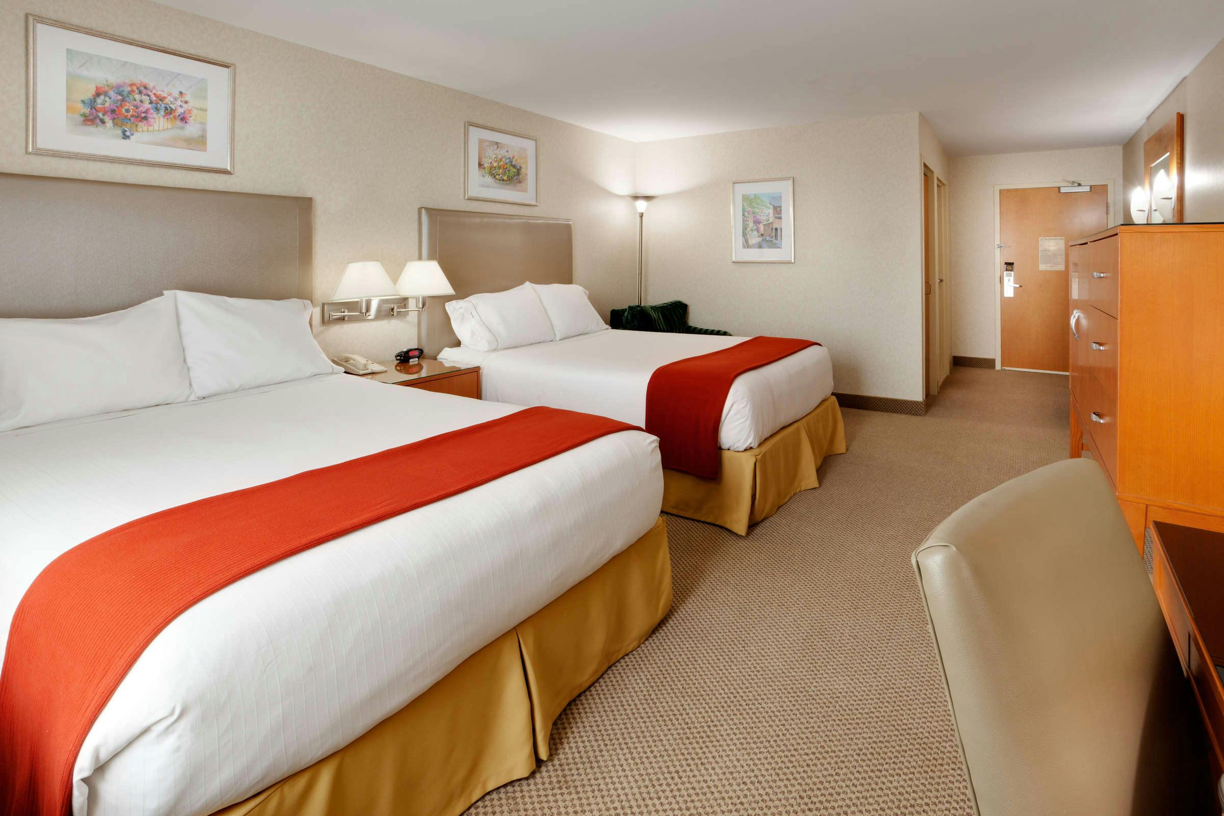 Hotel Holiday Inn Express Hotel & Suites Warwick Airport photo 1