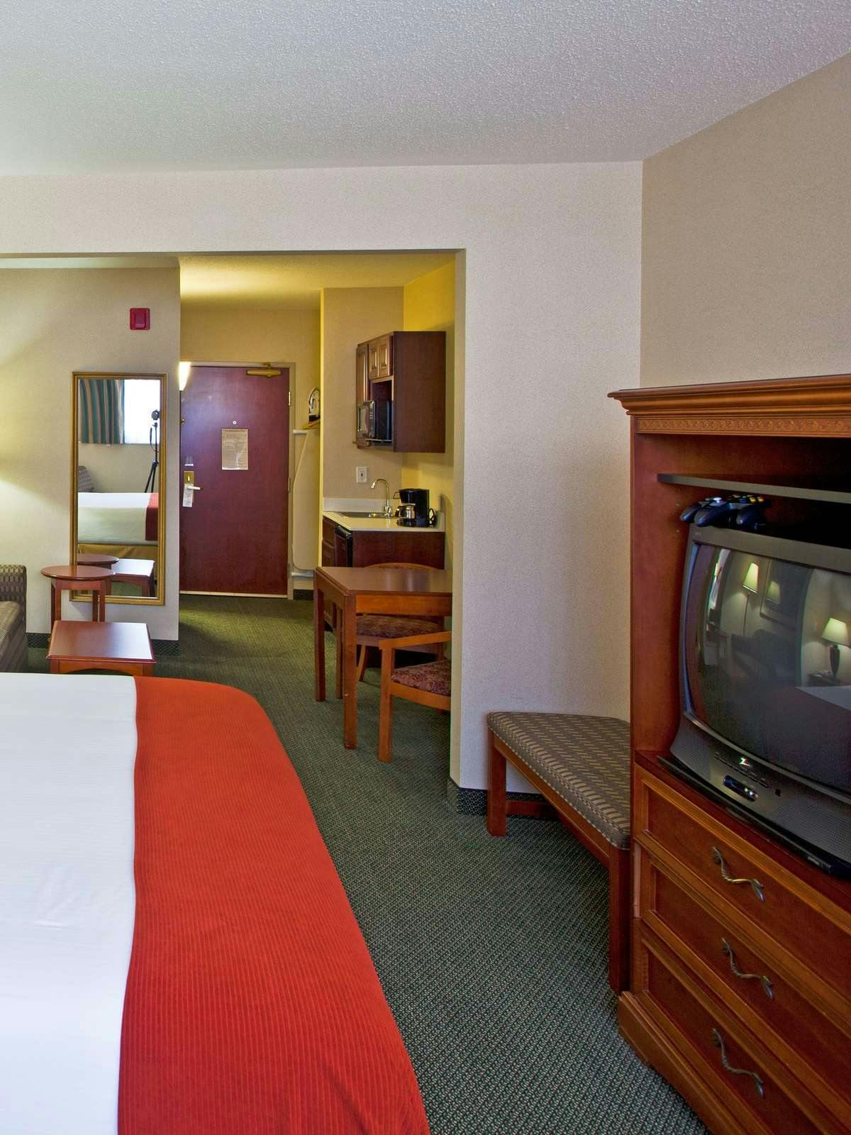 Hotel Holiday Inn Express Hotel & Suites Waterford photo 2