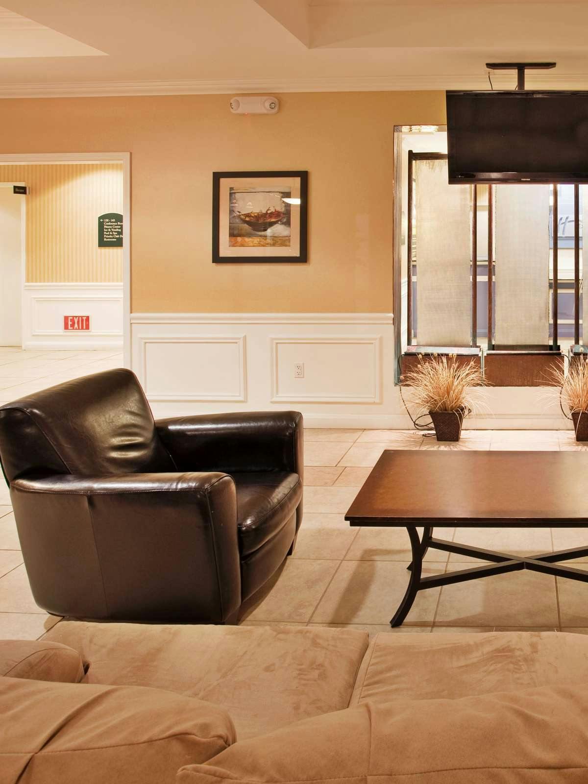 Hotel Holiday Inn Express Hotel & Suites Wichita Airport photo 3