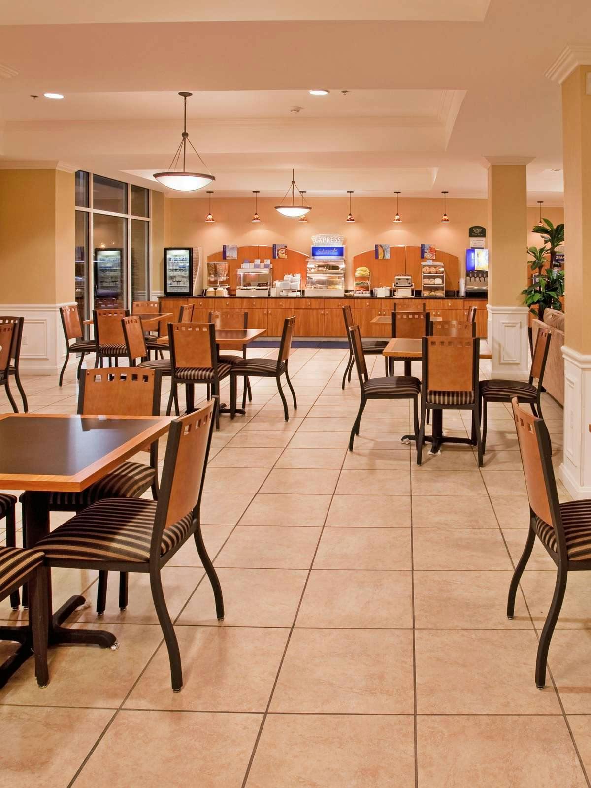 Hotel Holiday Inn Express Hotel & Suites Wichita Airport photo 4