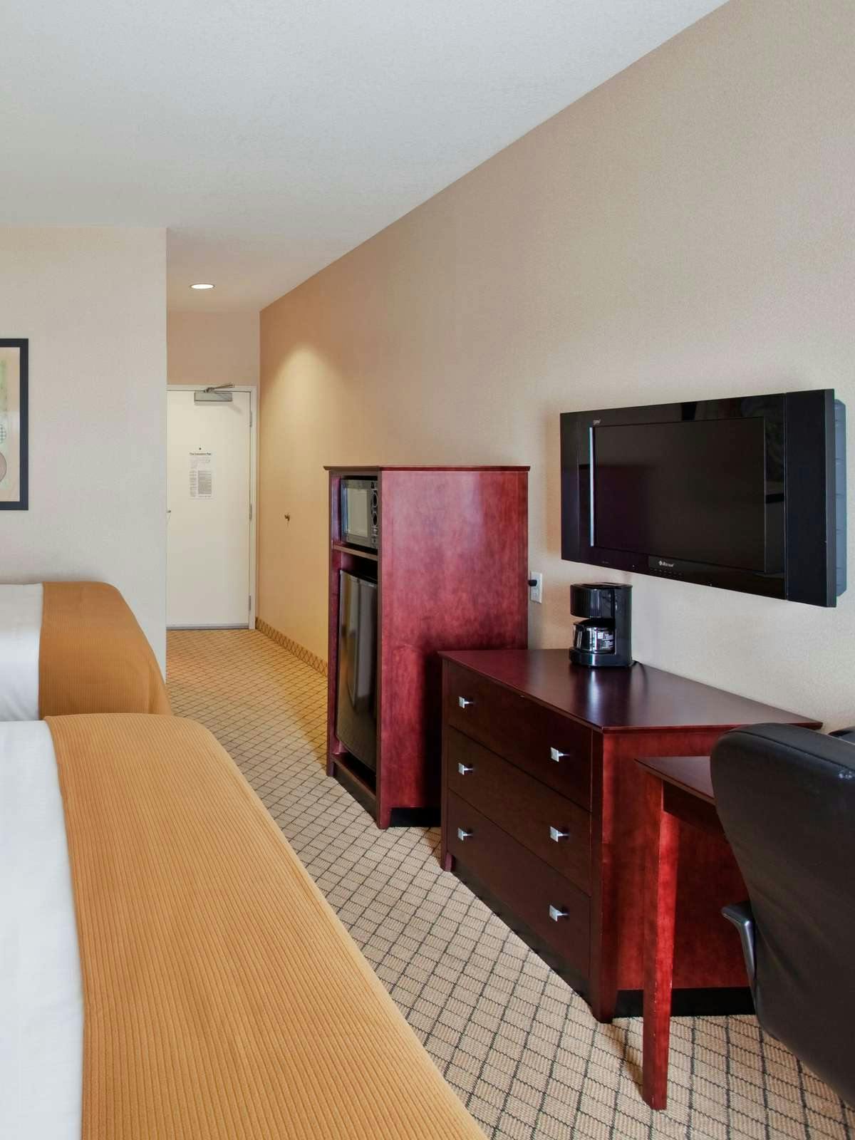 Hotel Holiday Inn Express Hotel & Suites Wichita Airport photo 2