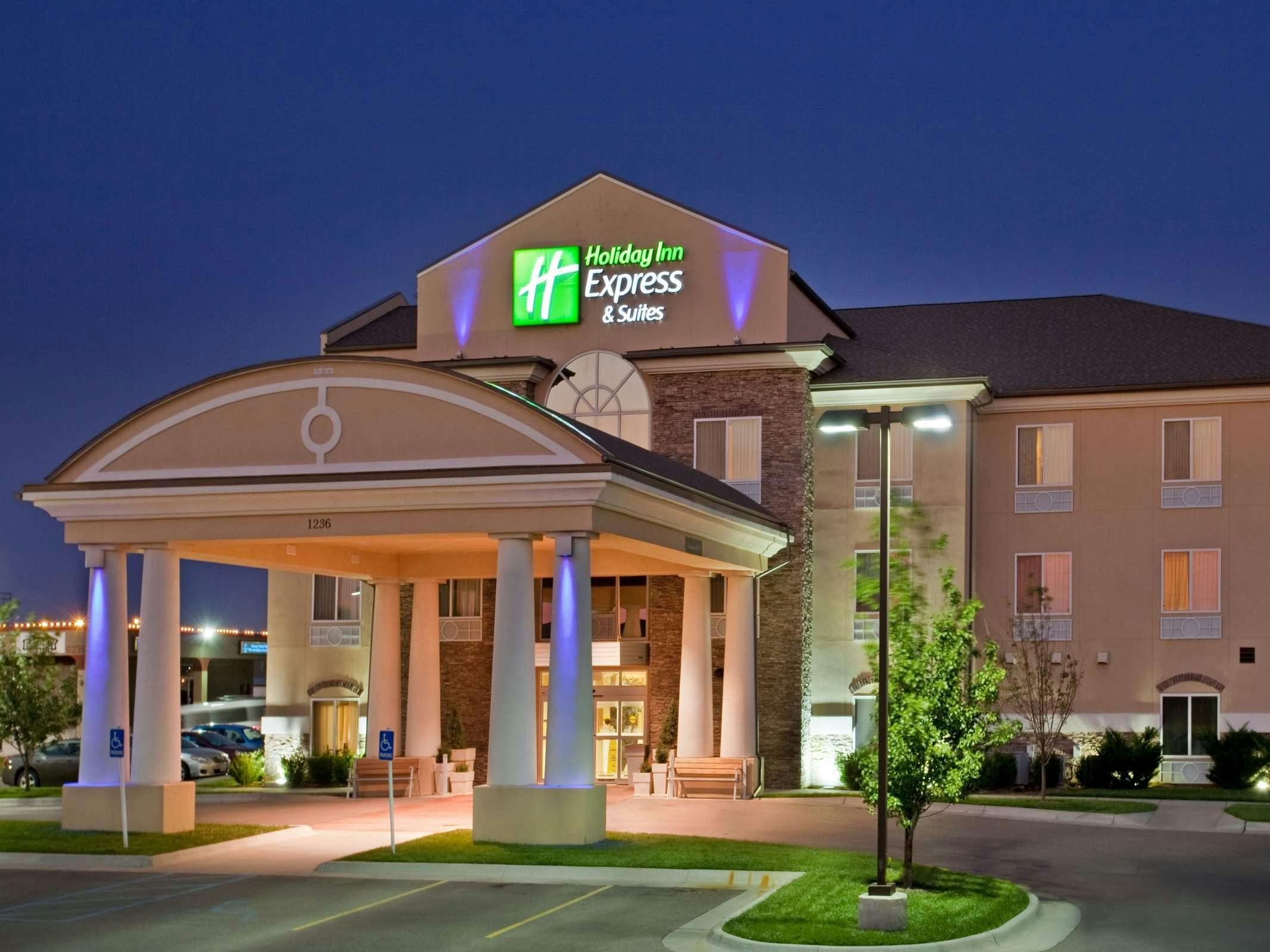 Holiday Inn Express Hotel & Suites Wichita Airport