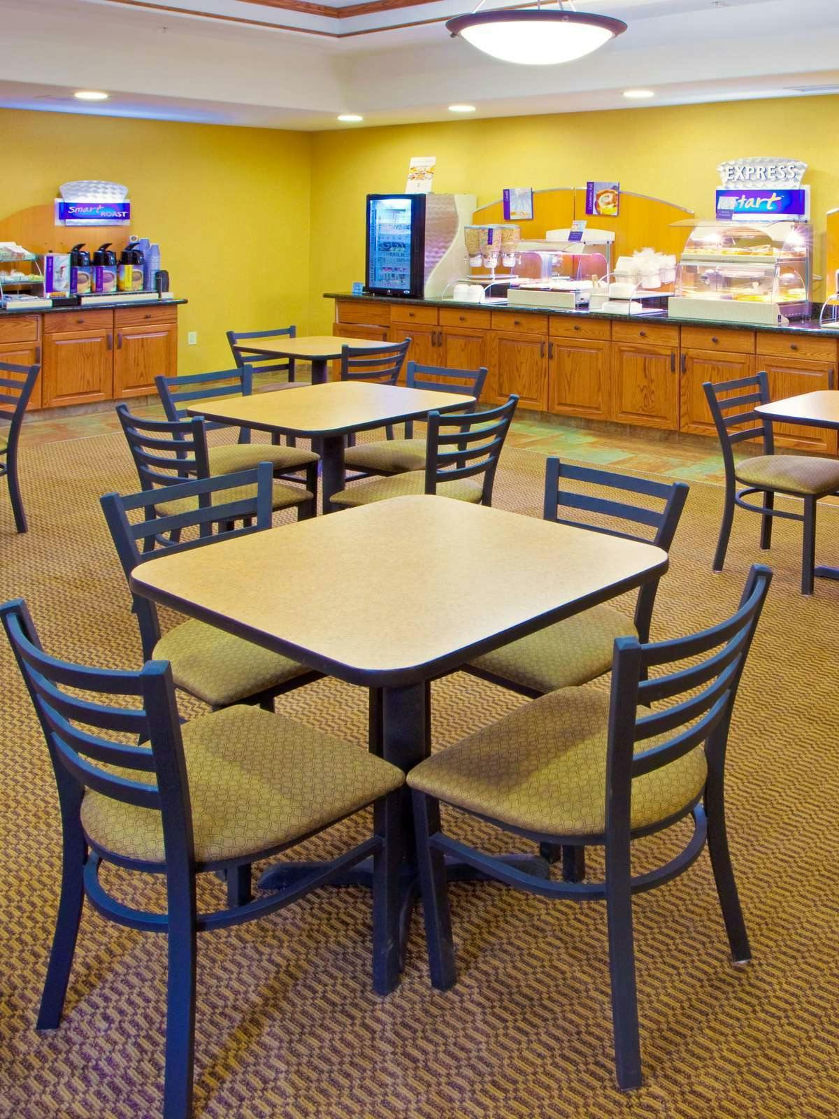 Hotel Holiday Inn Express Hotel & Suites Weston photo 5