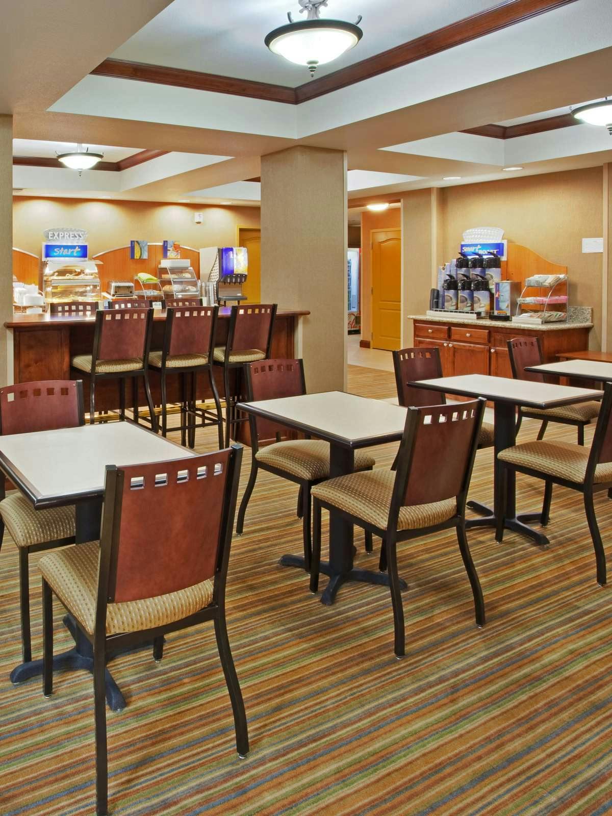 Hotel Holiday Inn Express Hotel & Suites Willows photo 4
