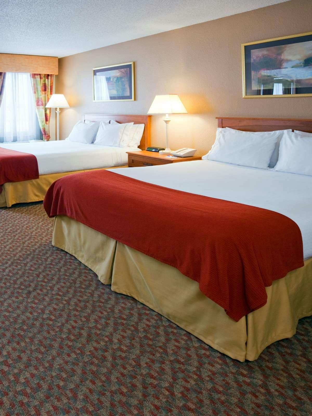 Hotel Holiday Inn Express Hotel & Suites Worthington photo 1