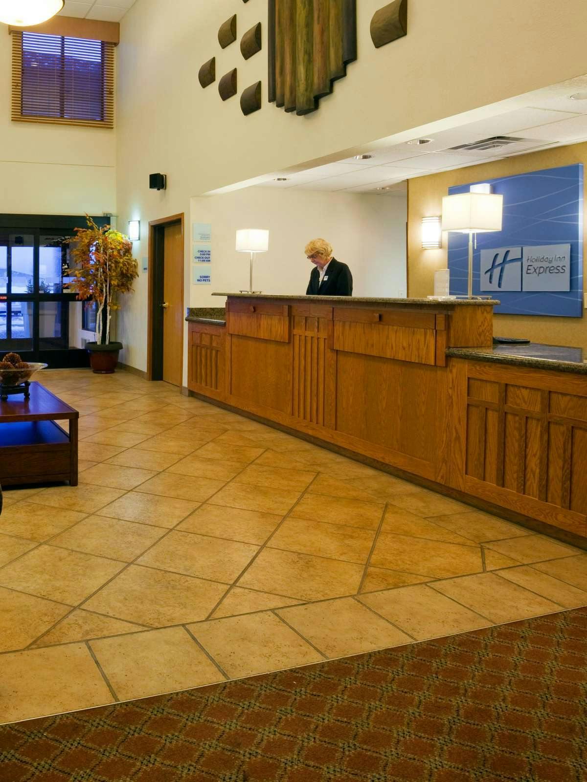 Hotel Holiday Inn Express Hotel & Suites Worthington photo 4
