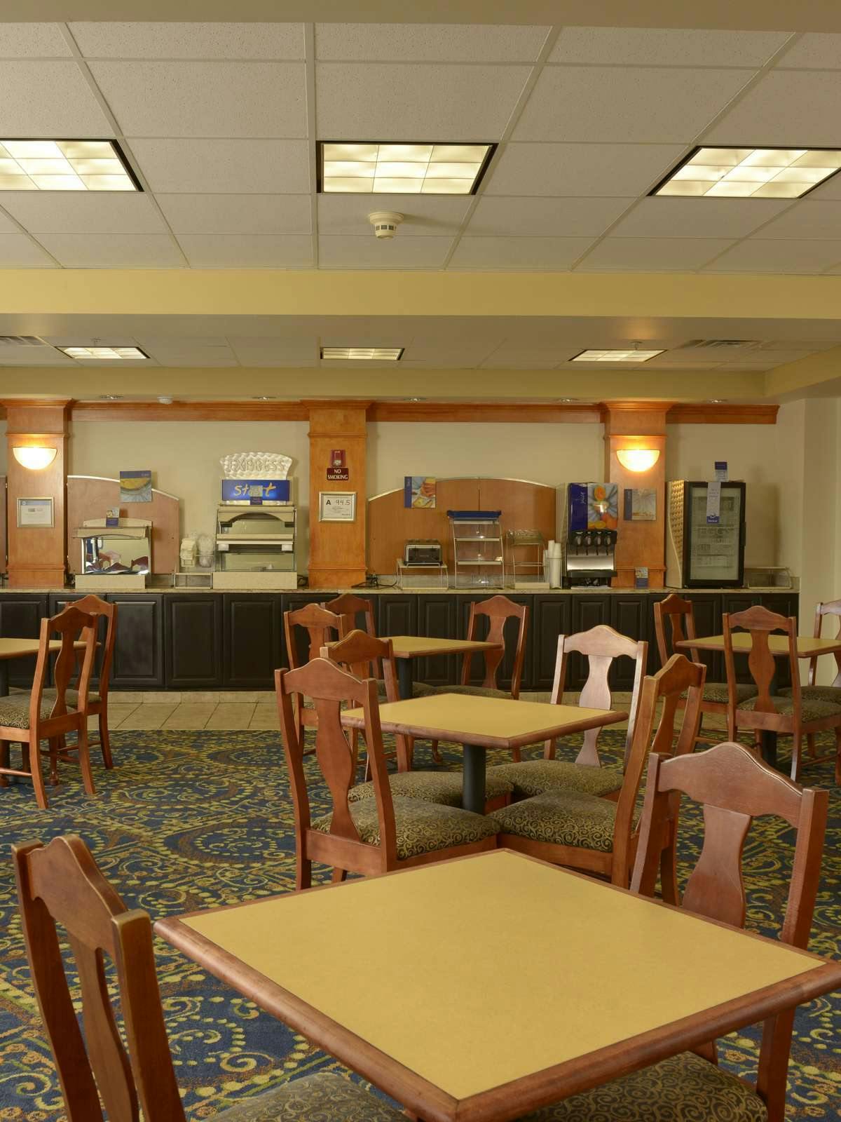 Hotel Holiday Inn Express Hotel & Suites Wilson Downtown photo 5