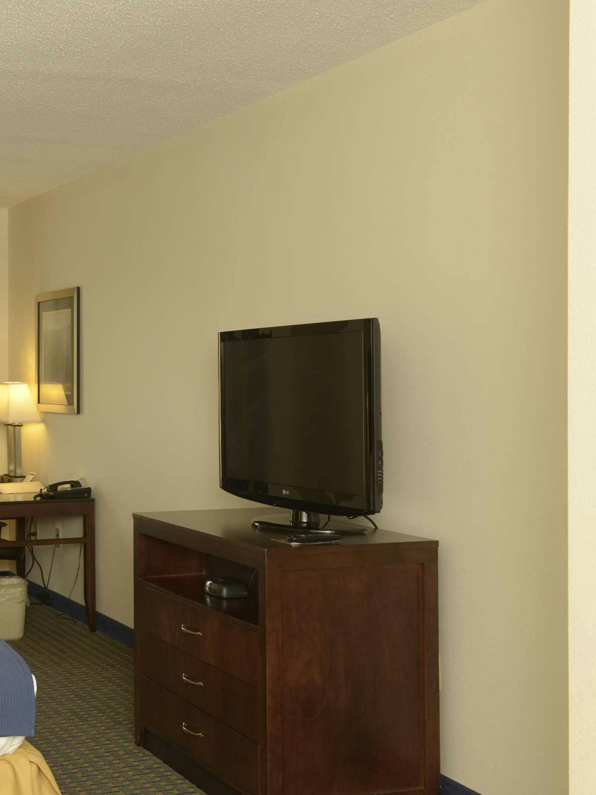 Hotel Holiday Inn Express Hotel & Suites Wilson Downtown photo 2