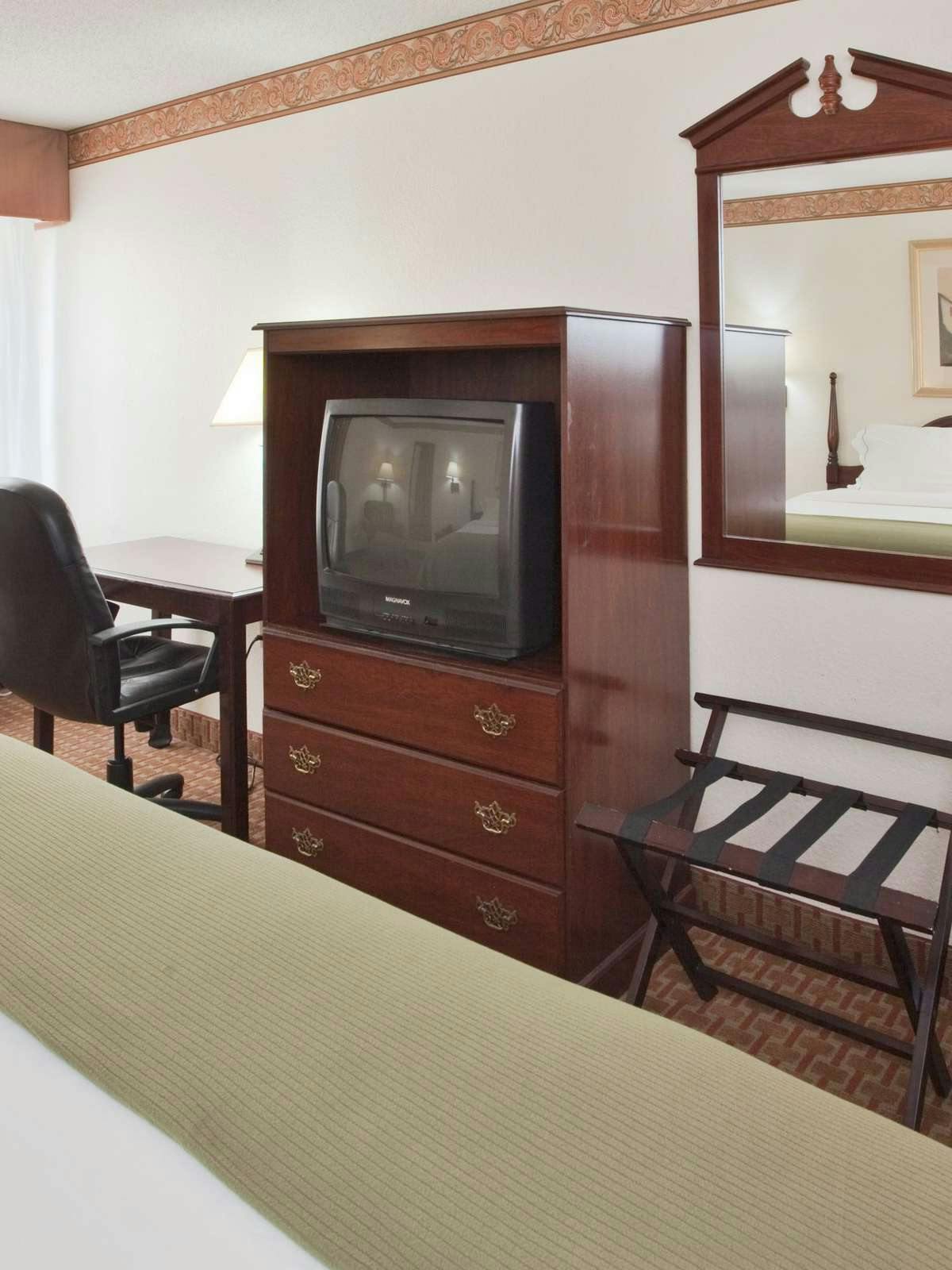 Hotel Holiday Inn Express Hotel & Suites Wilson I-95 photo 2