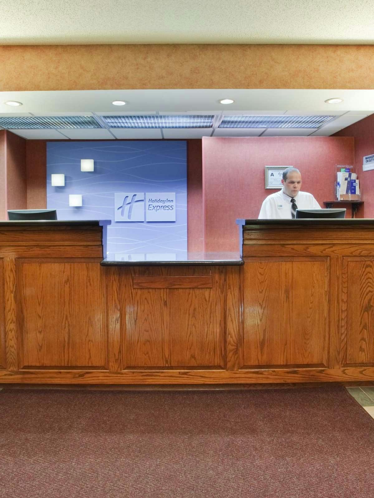 Hotel Holiday Inn Express Hotel & Suites Wilson I-95 photo 4