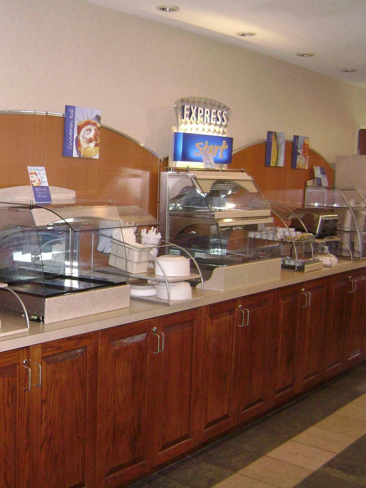 Hotel Holiday Inn Express Hotel & Suites Wilson I-95 photo 5