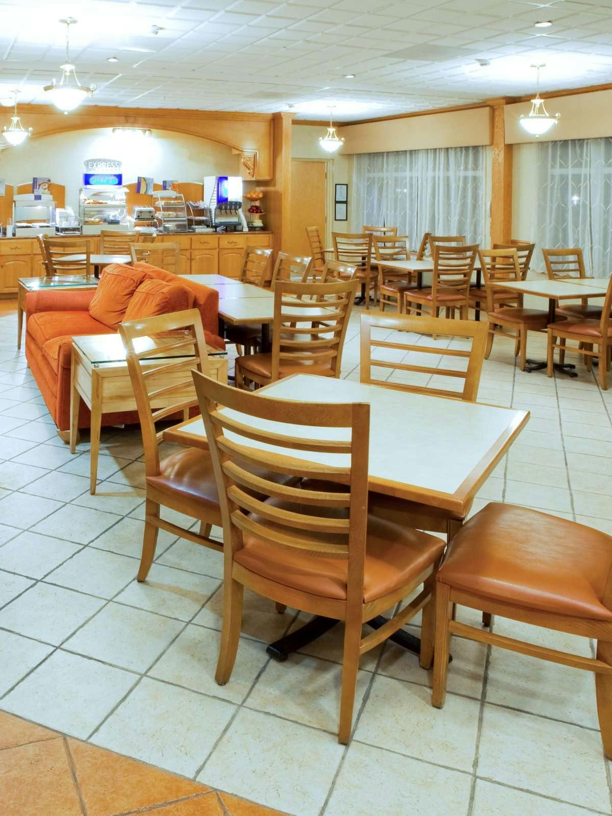 Hotel Holiday Inn Express Hotel & Suites Woodbridge photo 5