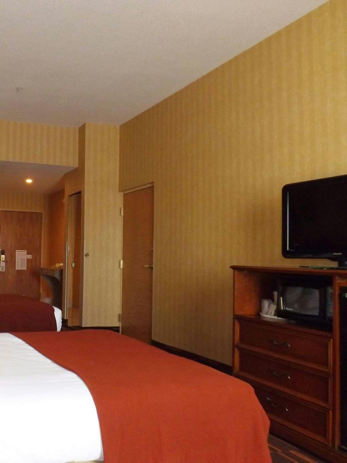 Hotel Holiday Inn Express Hotel & Suites Woodbridge photo 2