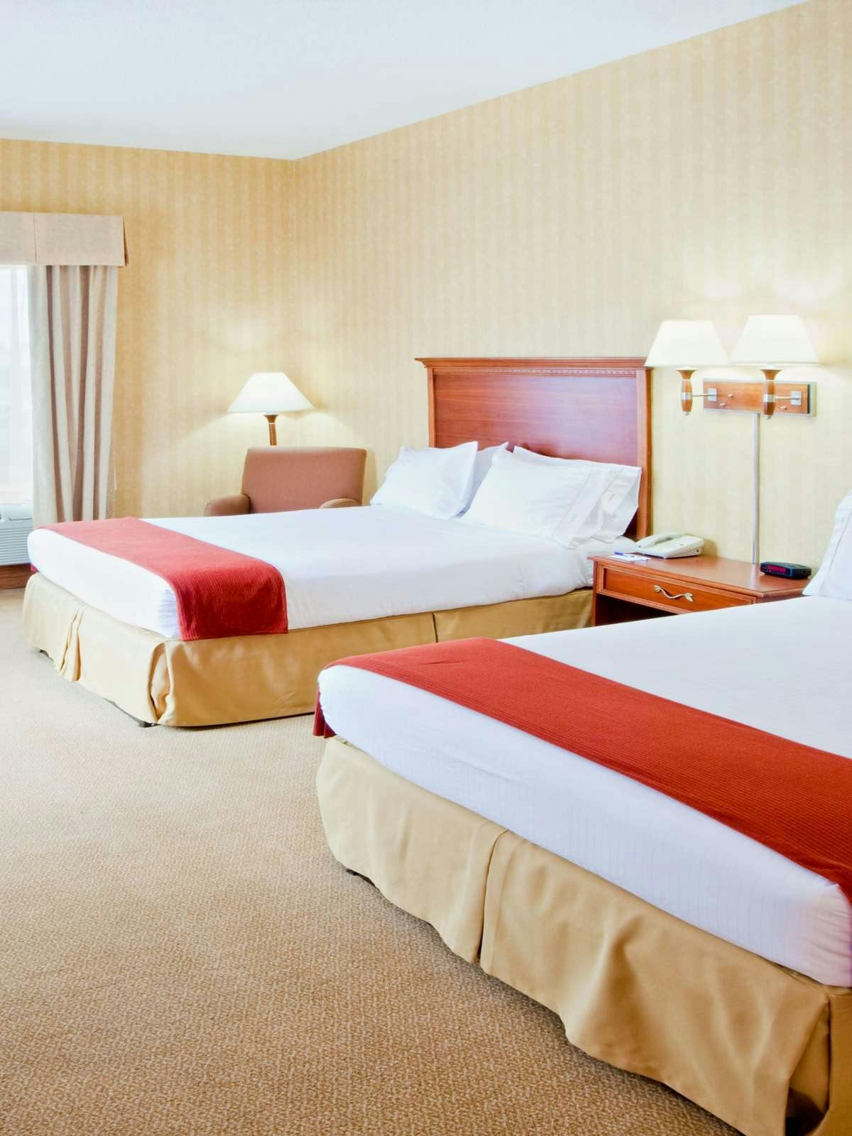 Hotel Holiday Inn Express Hotel & Suites Woodbridge photo 1