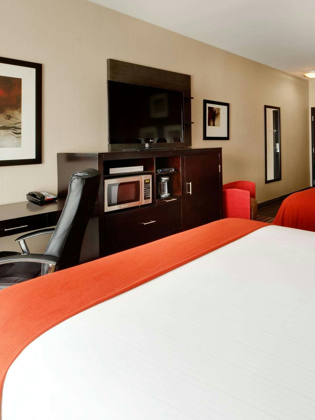 Hotel Holiday Inn Express Hotel & Suites York NE Market Street photo 2