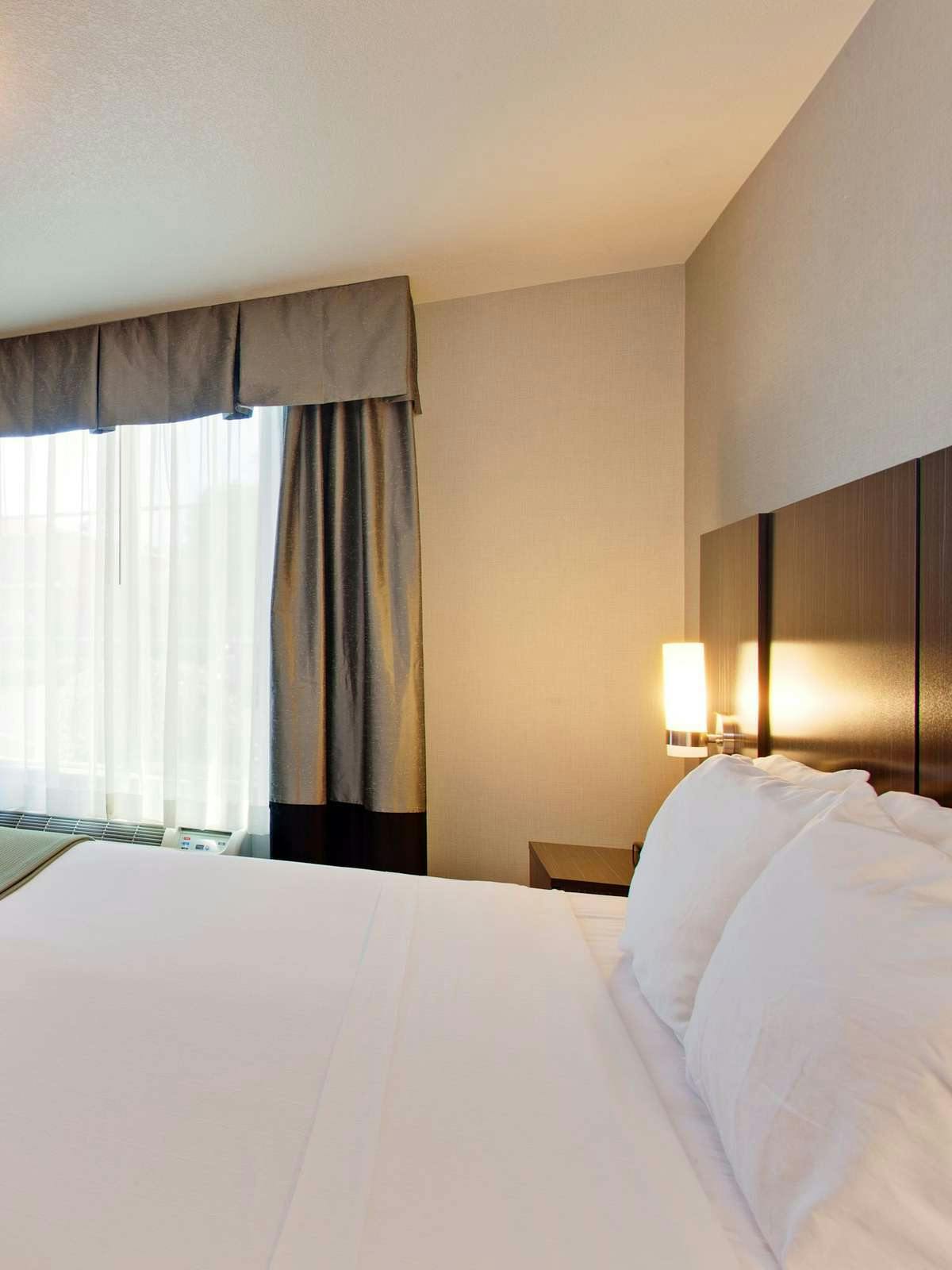 Hotel Holiday Inn Express Lancaster photo 1