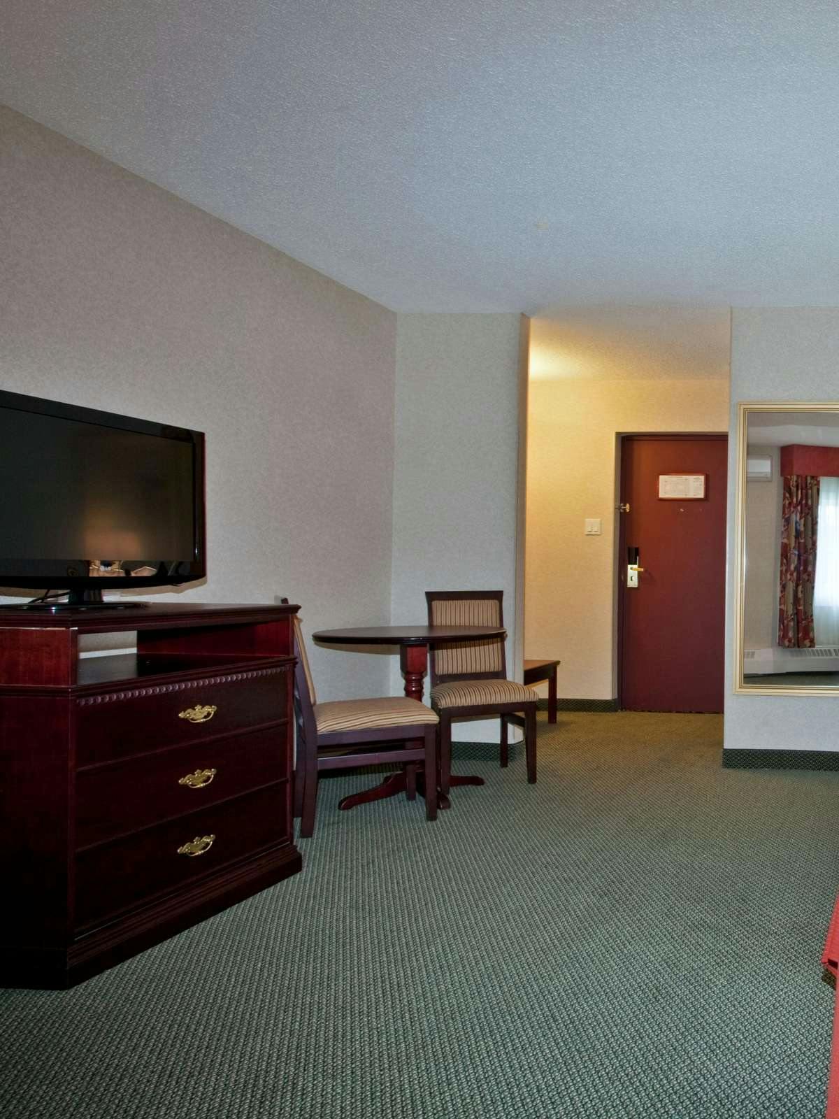 Hotel Holiday Inn Express Red Deer photo 2
