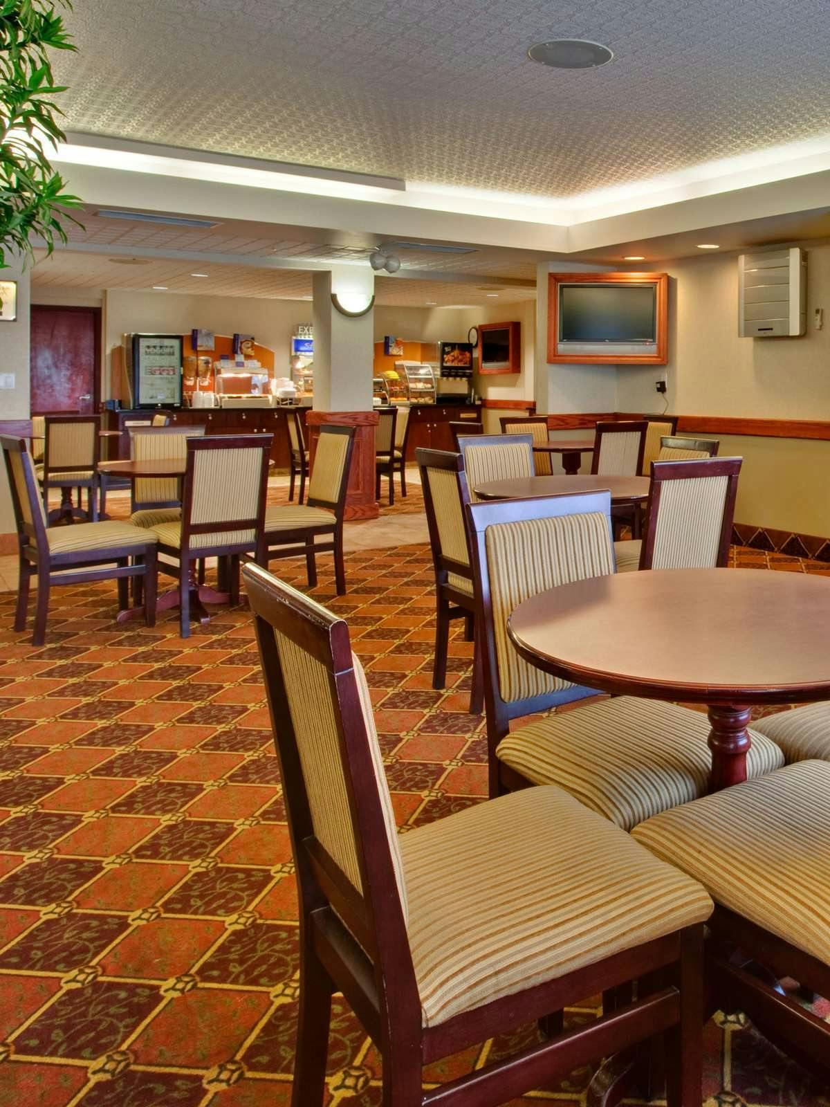 Hotel Holiday Inn Express Red Deer photo 5